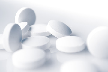 white pills, medicine for the disease