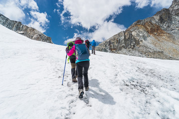 Fototapeta na wymiar Trekkers walking on glacier at Chola pass to Gokyo village, Everest region in Himalaya mountain range, Nepal
