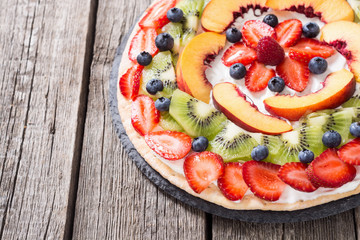 Fruit pizza with fruit and berries .
