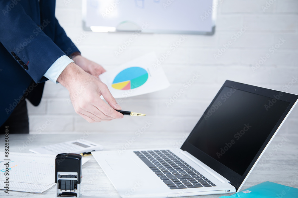 Aufkleber man hand graph with computer