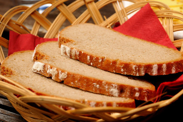 Brotscheiben in einem Brotkorb