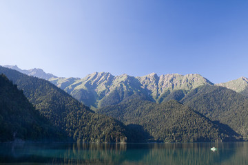 Fototapeta na wymiar Mountain lake Ritsa in Abkhazia.