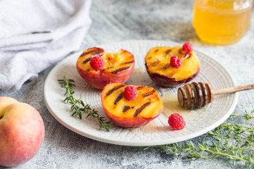 Summer dessert: Cooking Ripe grilled peaches with honey