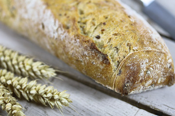 baguette de pain sur une table en bois