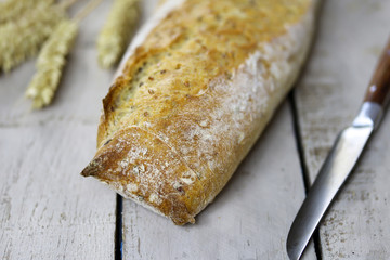 baguette de pain sur une table en bois