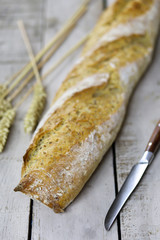 baguette de pain sur une table en bois