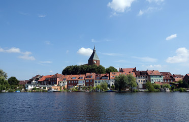 Fototapeta na wymiar Stadtsee von Mölln mit Kirche