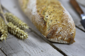 baguette de pain sur une table en bois