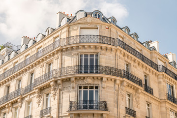 Fototapeta na wymiar Immeuble d'angle haussmannien à Paris
