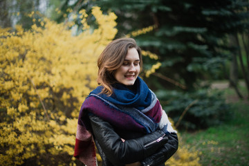 Obraz premium Beautiful young girl is resting and enjoying spring in the spring park