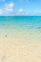 Plage des tropiques pendant les vacances à l'océan