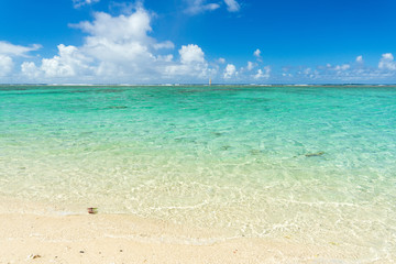 Plage des tropiques pendant les vacances à l'océan