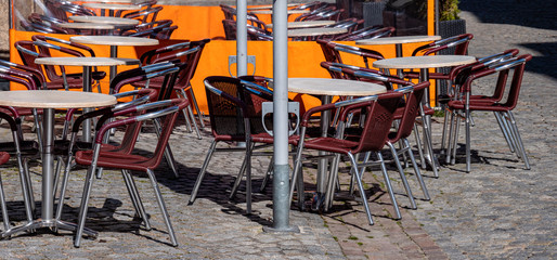 leere Stühle im Cafe Coronakrise