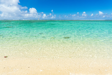 Plage des tropiques pendant les vacances à l'océan