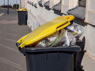 Volle Plastiktonnen in der Stadt