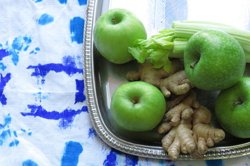 apple on scale, green apples 