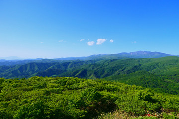 初夏の寺沢高原より右に早池峰山、左奥に岩手山を望む。遠野、岩手、日本。5月下旬。