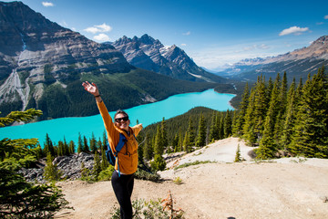 Une fille profite d'un magnifique lac de montagne. Peyto Lake, Canadian Rockies, Alberta, Canada