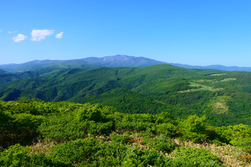 初夏の寺沢高原より早池峰山を望む。遠野、岩手、日本。5月中旬。