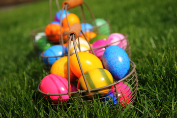 bunte ostereier im korb auf der wiese