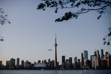 Toronto, la Tour CN et un avion en plein décollage
