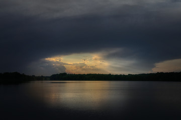 Obraz premium Dark dramatic clouds and river