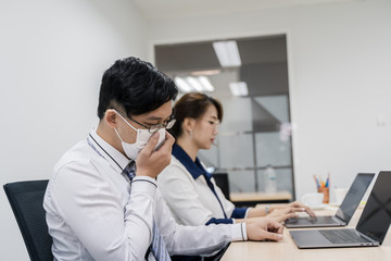 Obraz premium Businessman is working in office. He is having sick.