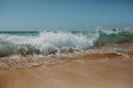 Hellblaue gro&szlig;e Wellen am Strand mit blauem Himmel , Fuerteventura Meer