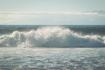 Obraz premium A single powerful wave crashing in the sea or ocean