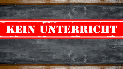 Rotes Banner mit weißem Schriftzug 