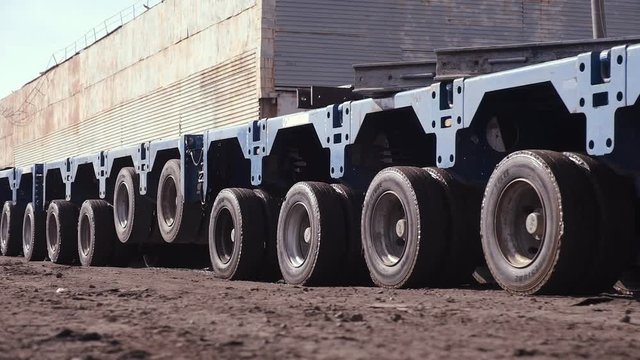 Car trawl with a large number of wheels for the transport of heavy and bulky goods.
