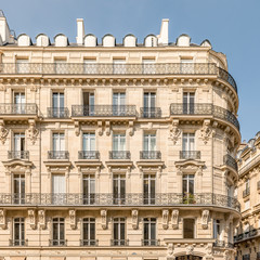 Fototapeta na wymiar Façade d'immeuble haussmannien à Paris