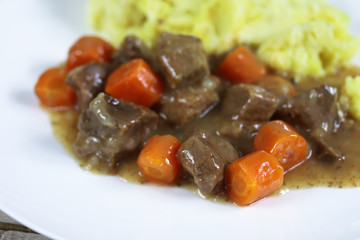 assiette de boeuf aux carottes et purée