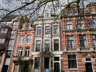 Obraz premium sunny day with terraced buildings in amsterdam