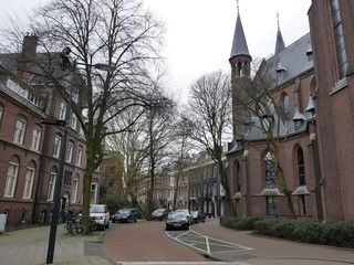 Obraz premium side street in amsterdam on a grey day