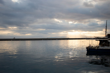 Obraz premium Dock on a cloudy day druing sunset