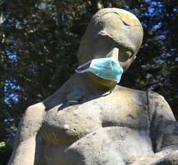 Skulptur mit Mundschutz vor Coronaviren