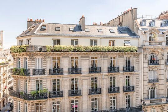 Façade d'immeuble haussmannien à Paris