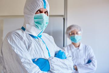 Ärzte in Schutzkleidung in Klinik während Epidemie