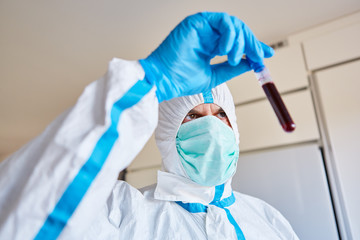 Labor Mitarbeiter mit Covid-19 Blutprobe im Labor