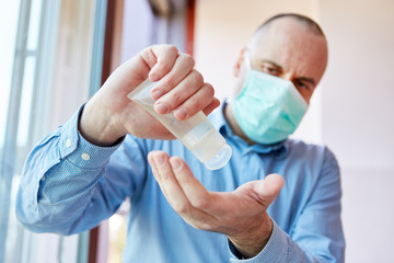 Covid-19 Patient benutzt Desinfektionsgel für Hände