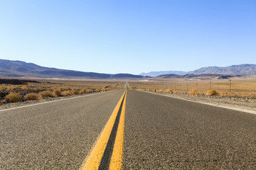 Endlose Straße in USA mit blauem Himmel