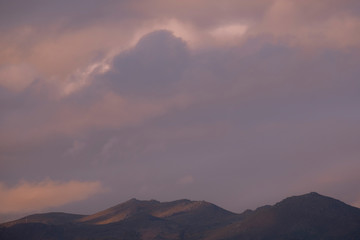 Montanhas ao pôr do sol dramático