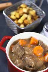 boeuf aux carottes et pommes de terre rissolées