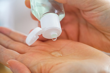 Person cleaning her hands with sanitizer gel