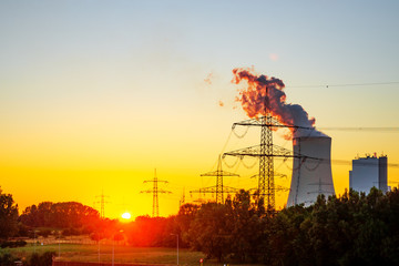 Kohlekraftwerk am Fluss im Sonnenuntergang