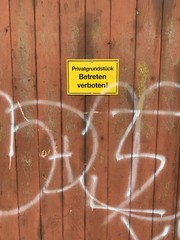 Betreten Verboten an Scheunentor