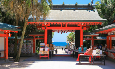 青島神社　神門から見える太平洋