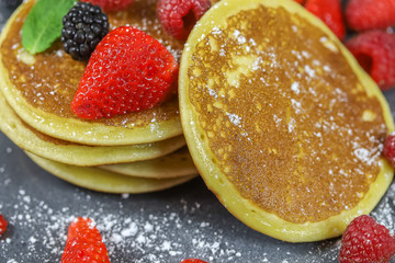 pancakes aux fruits rouges sur une ardoise	