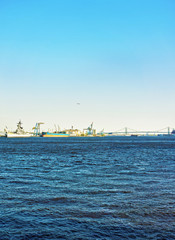 Fototapeta premium Ships near Benjamin Franklin bridge over Delaware River in Philadelphia